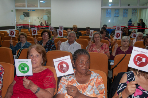 Idosos participam de oficina sobre fake news na Câmara Municipal de Limeira