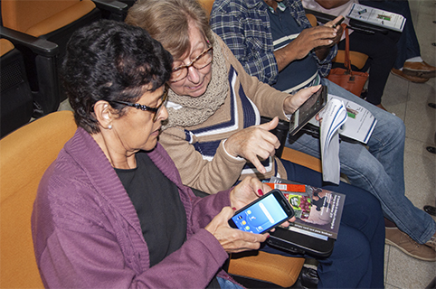 Idosos participam de aula inaugural de curso de inclusão digital para multiplicadores