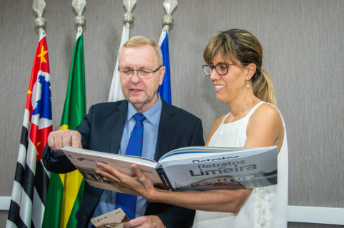 Presidente da Câmara recebe livro Retratos de Limeira