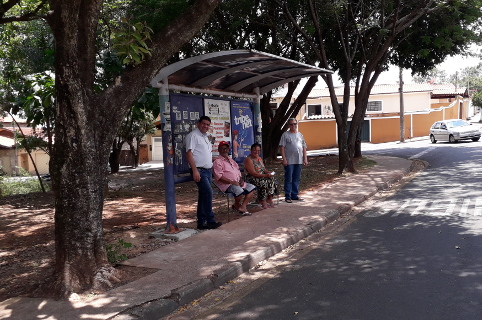 Com indicação de Helder do Táxi, ponto de ônibus com cobertura é instalado no Parque Hipólito