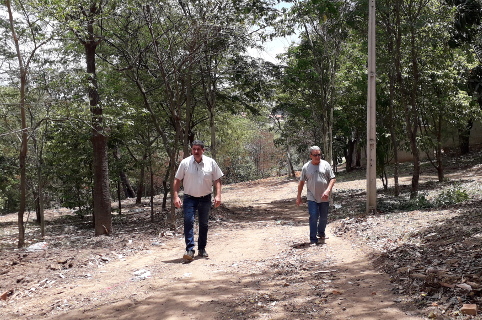 Prefeitura realiza limpeza de área verde após pedido de Helder do Táxi