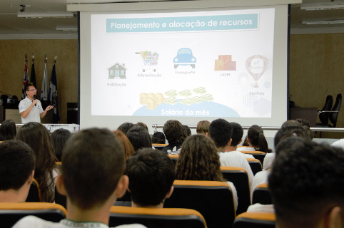 Palestra marca Semana de Conscientização e Educação Financeira na Câmara