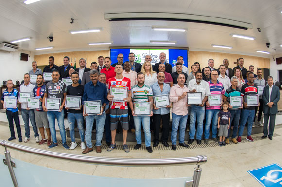 Câmara Municipal homenageia destaques do futebol de Limeira