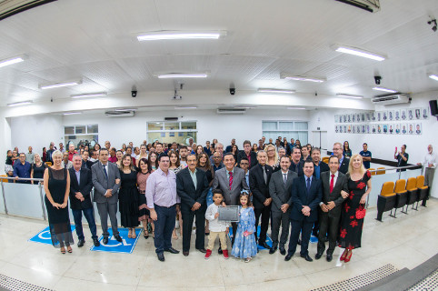 Vereadores entregam Título de Cidadão Limeirense ao pastor Jonas Ferreira