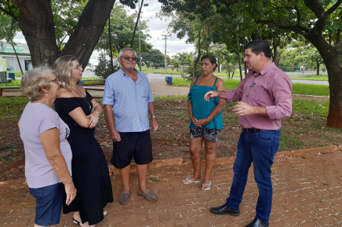 Praça dos Ipês passa por poda de árvore e corte de mato alto