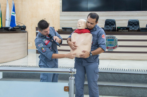 Em palestra na Câmara, bombeiros ensinam a socorrer pessoas engasgadas 