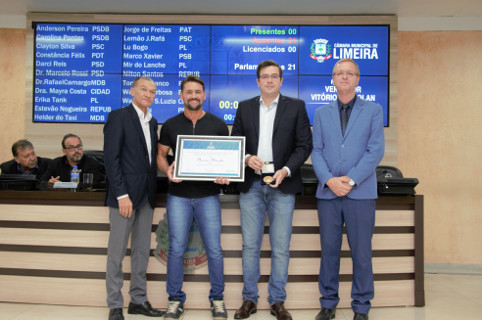 Atleta Marcio Mecatti recebe Diploma de Gratidão de Medalha de Mérito Cívico