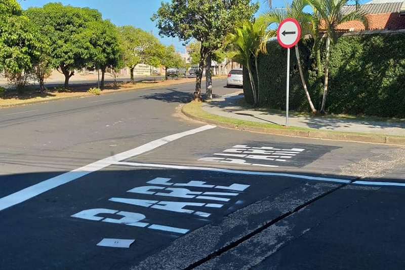 A pedido de Betinho Neves, Prefeitura faz alteração de sentido de rua no Ouro Verde