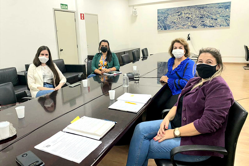 Tatiane Lopes se reúne com a primeira-dama Roberta Botion para discutir causa animal