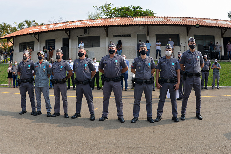 Policiais militares recebem medalha de bravura da Câmara