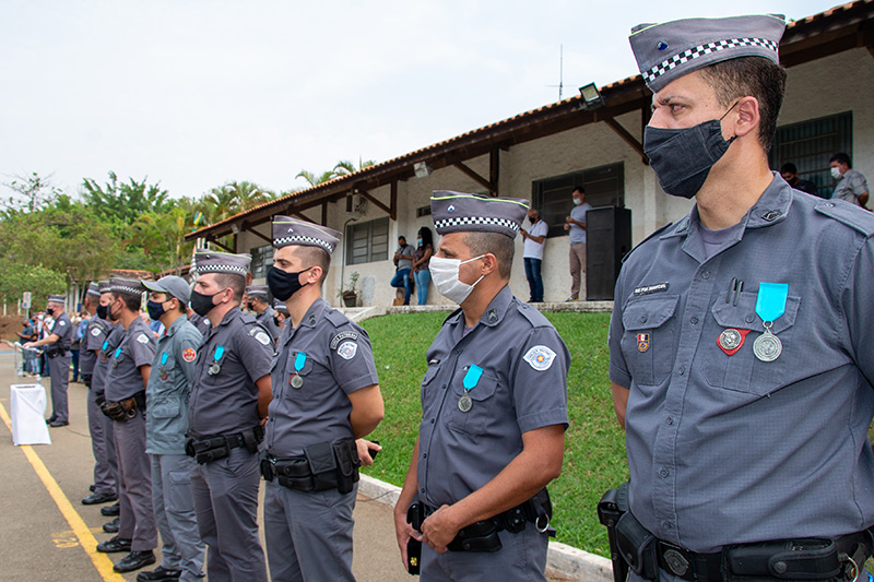 Policiais militares recebem medalha de bravura da Câmara