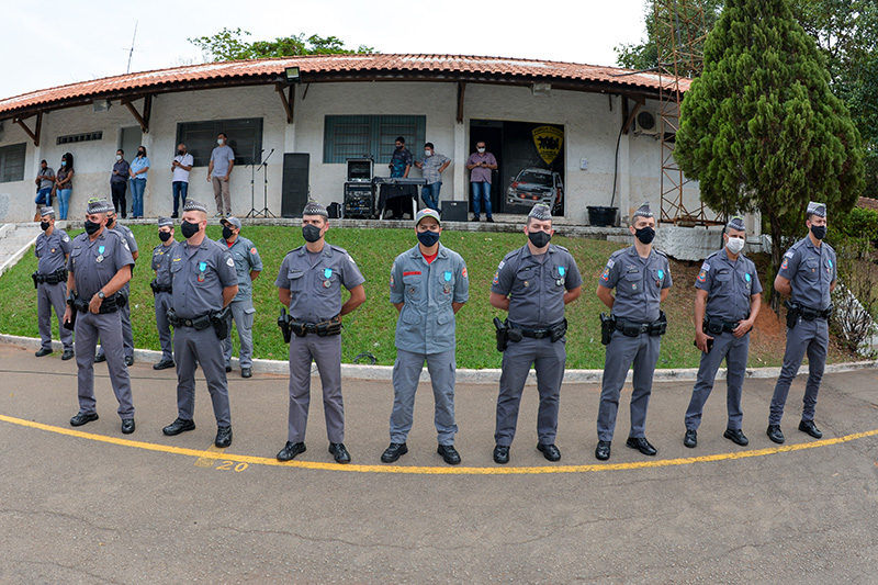 Policiais militares recebem medalha de bravura da Câmara