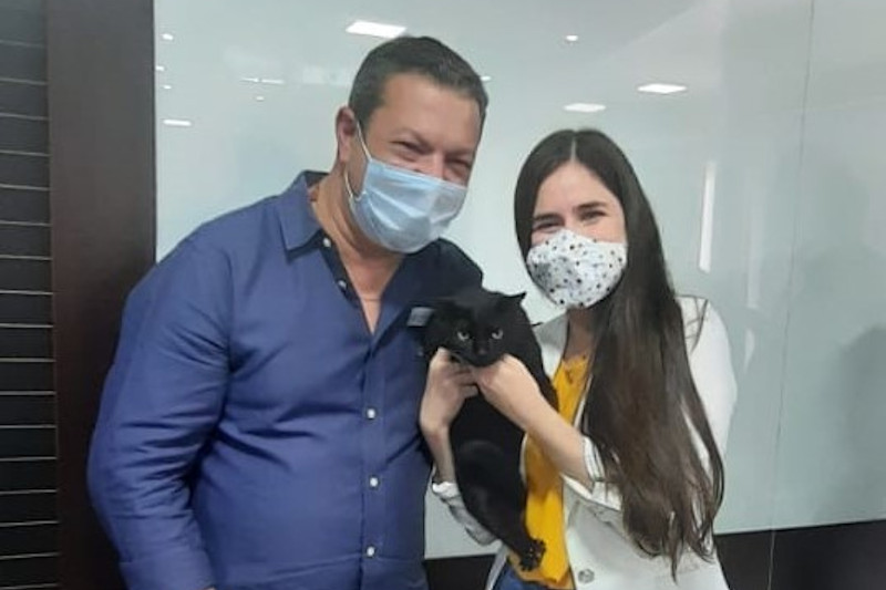 Autor da lei que proíbe sacrifício de cães e gatos saudáveis visita vereadora da causa animal