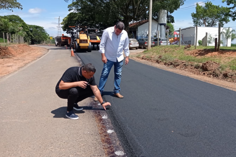 Helder do Taxi e Elias Barbosa acompanham execução do recapeamento da via Martin Lutero