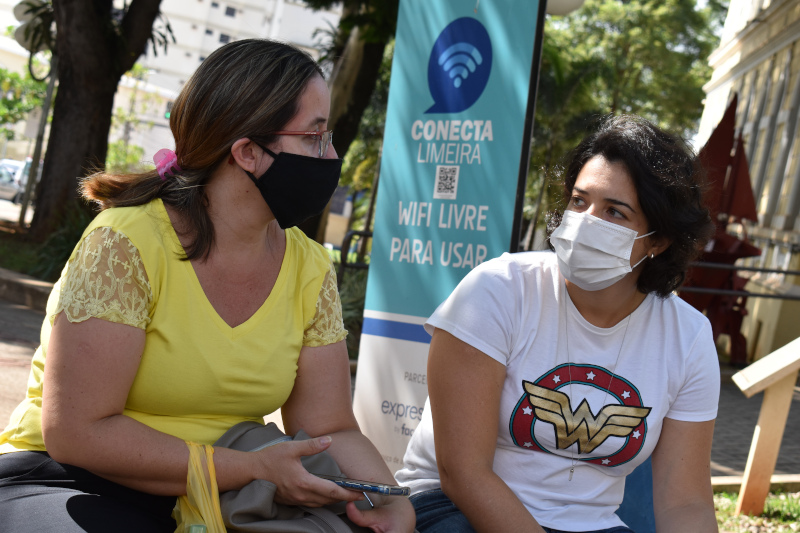 Mariana conversa com munícipe