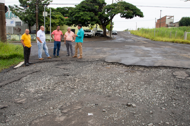 Comissão de Obras vistoria asfalto no Jardim Olga Veroni e cruzamento na Vila Cláudia