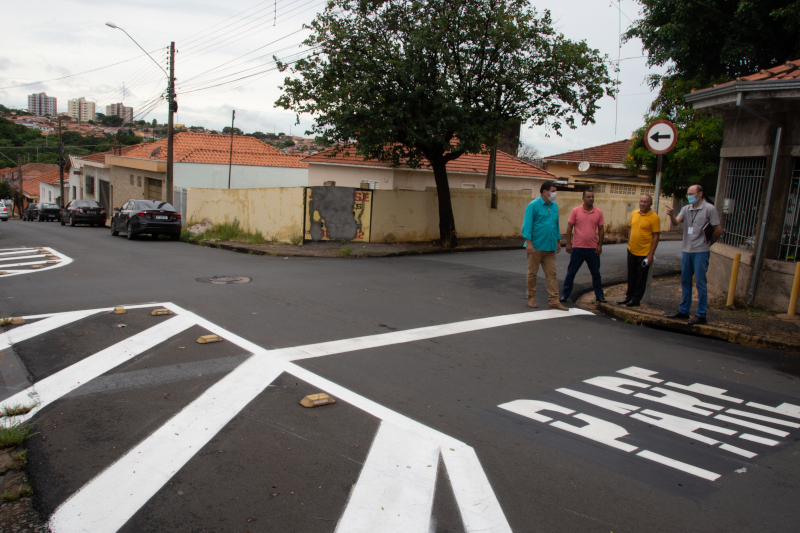 Comissão de Obras vistoria asfalto no Jardim Olga Veroni e cruzamento na Vila Cláudia