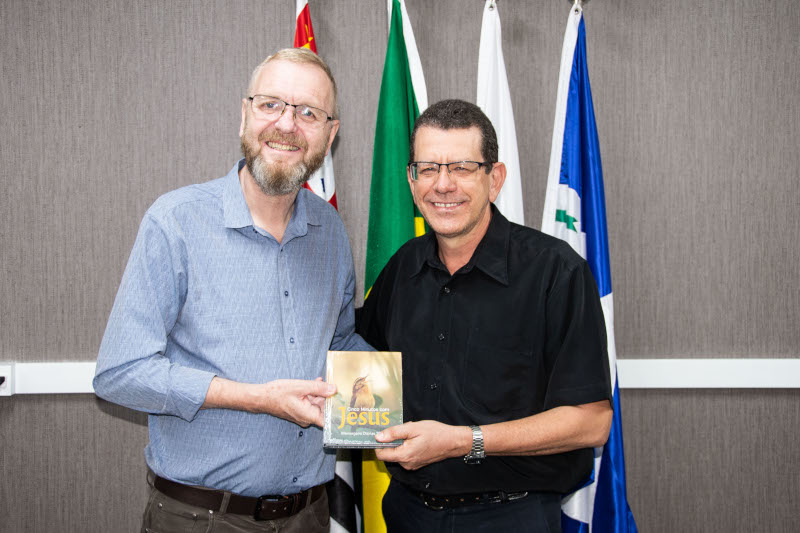 Sidney Pascotto recebe devocionário como símbolo dos 75 anos da Hora Luterana