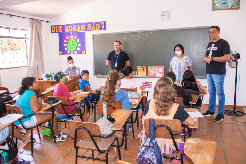 Comissão de Educação e Cultura visita escola do Bairro dos Lopes