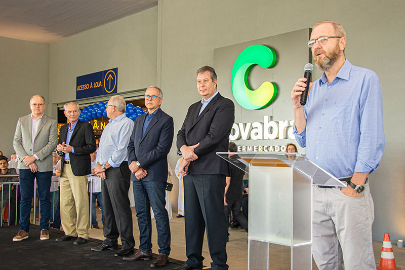 Presidente da Câmara e vereadores participam de inauguração do Supermercado Covabra