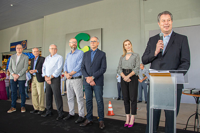 Presidente da Câmara e vereadores participam de inauguração do Supermercado Covabra