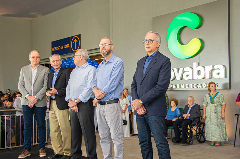 Presidente da Câmara e vereadores participam de inauguração do Supermercado Covabra