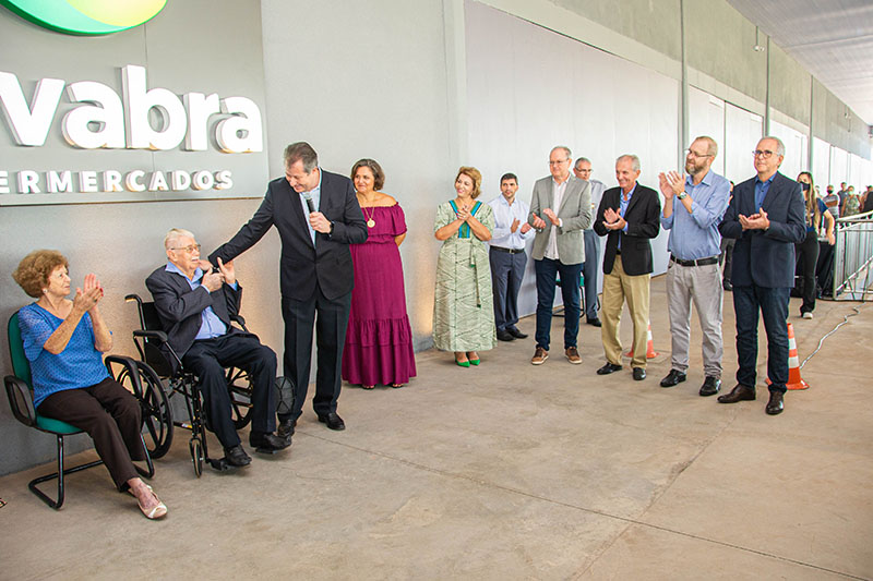 Presidente da Câmara e vereadores participam de inauguração do Supermercado Covabra