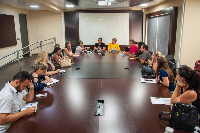 Comissão de Educação e Cultura recebe professores e sindicalistas