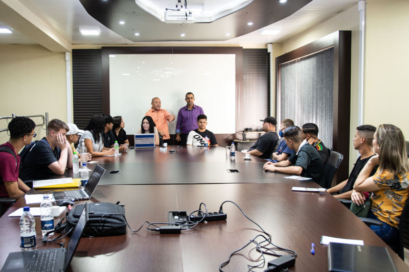 Alunos conversam com Comissão de Obras