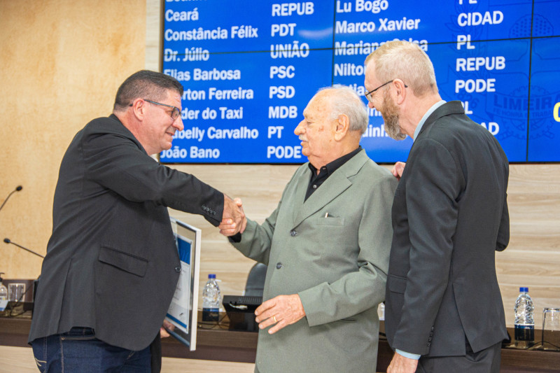 Câmara entrega Diploma de Gratidão e Medalha de Mérito a Luis Carlos Gonçalves