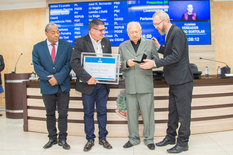 Câmara entrega Diploma de Gratidão e Medalha de Mérito a Luis Carlos Gonçalves