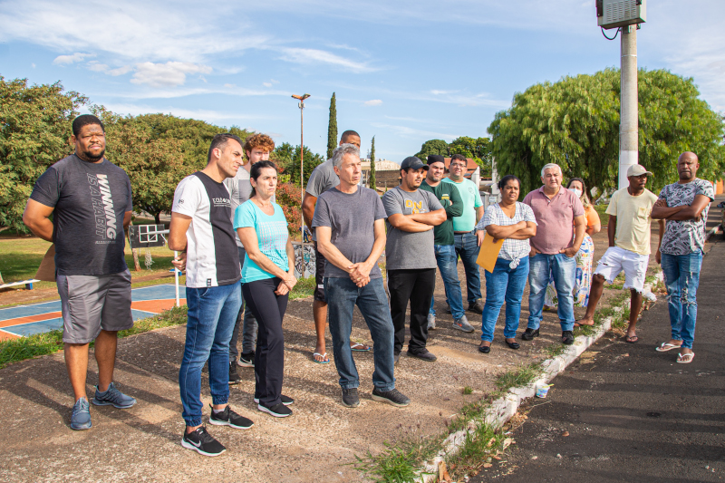 Vereadores visitam praça no Jardim Santo André que vai abrigar trailers da Buzolin