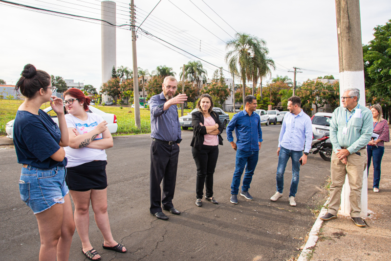 Vereadores visitam praça no Jardim Santo André que vai abrigar trailers da Buzolin