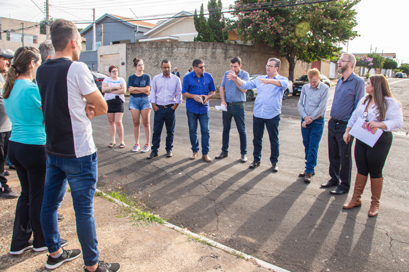 Vereadores visitam praça no Jardim Santo André que vai abrigar trailers da Buzolin