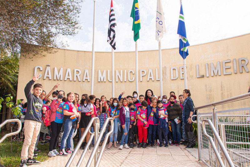 Alunos da Emeief José Roberto Braz participam de visita guiada na Câmara