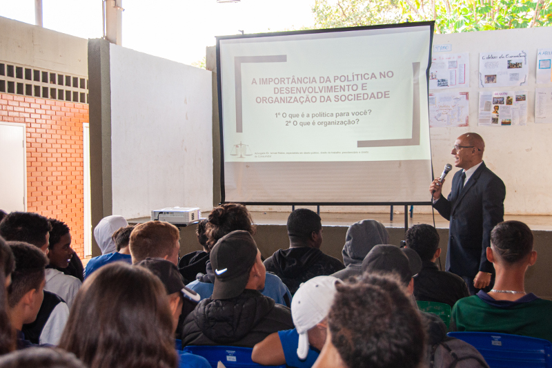 Câmara realiza palestra sobre participação política para alunos da escola Arlindo Silvestre