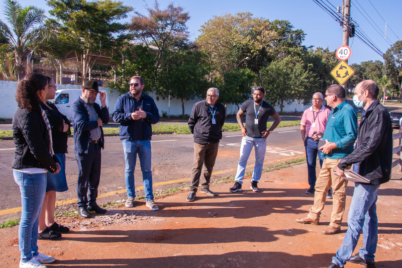 Comissão de Obras da Câmara vistoria córrego e passagem no Jardim Caieiras