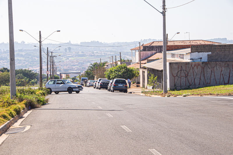 Veículos transitam na contramão em trecho da Avenida Leandro Isidoro Bueno