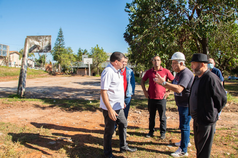 Comissão fiscaliza início das obras no Centro Comunitário do Jardim Glória