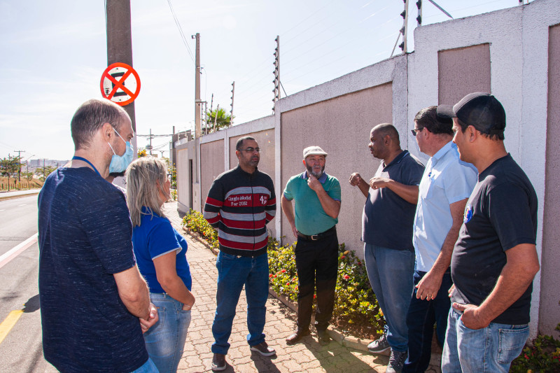 Moradores da Av. Dr. Lauro Corrêa da Silva pedem redutor de velocidade