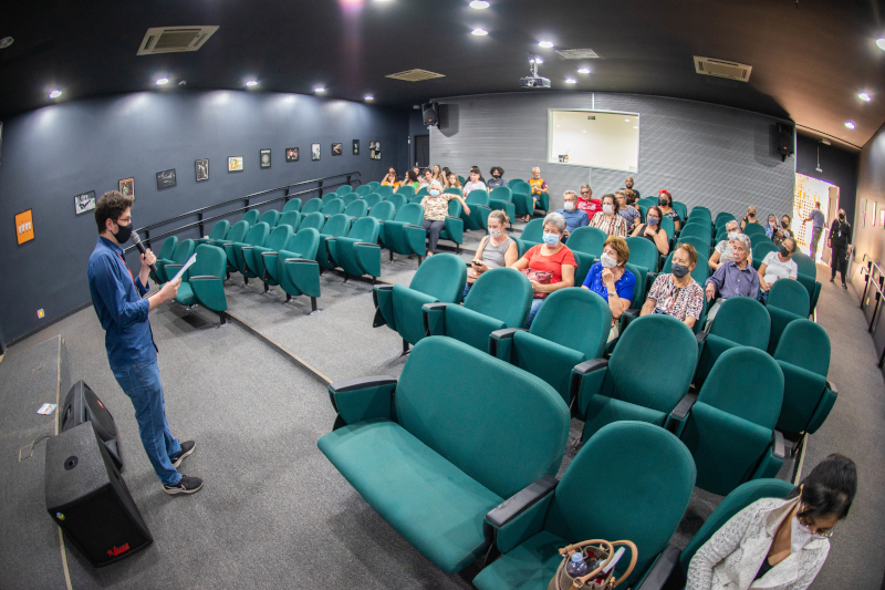 Sessão do Cine Câmara é parte das ações do Programa Amigo do Idoso