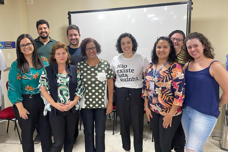 Mariana Calsa dialoga sobre inclusão de psicólogos e assistentes sociais nas escolas