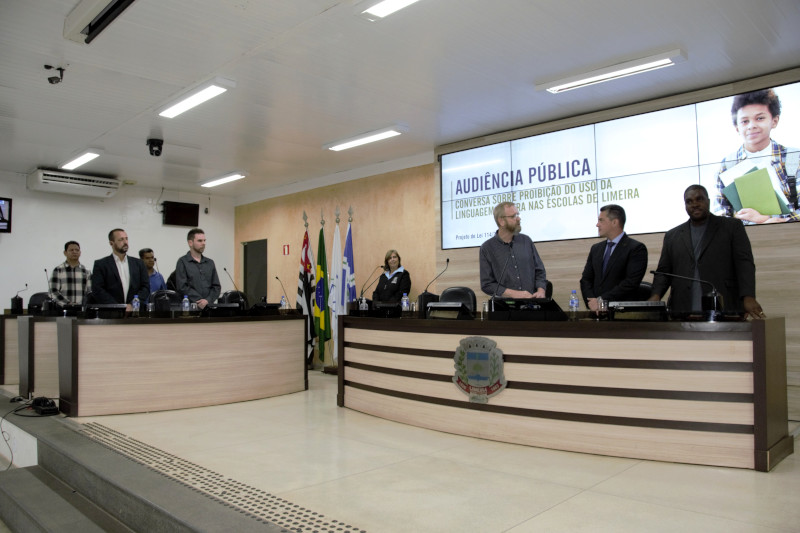 Uso de linguagem neutra nas escolas é tema de audiência de Comissão da Câmara