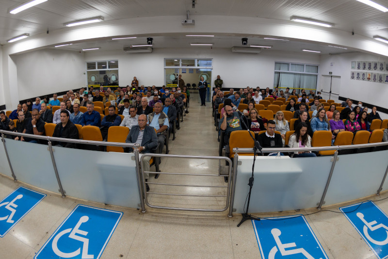 Uso de linguagem neutra nas escolas é tema de audiência de Comissão da Câmara