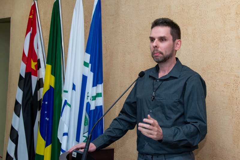 Uso de linguagem neutra nas escolas é tema de audiência de Comissão da Câmara