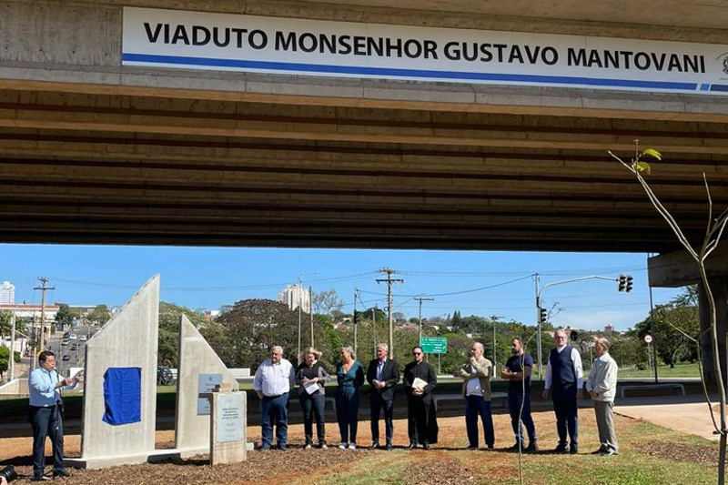 Entronização do nome de Monsenhor Gustavo Mantovani ao viaduto é realizada