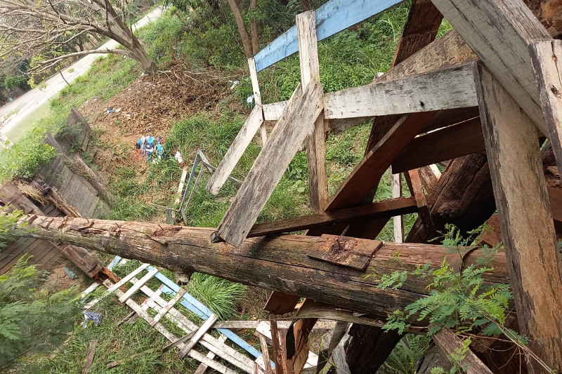 Vereador Helder do Táxi solicita reconstrução de passarela no Parque Hipólito