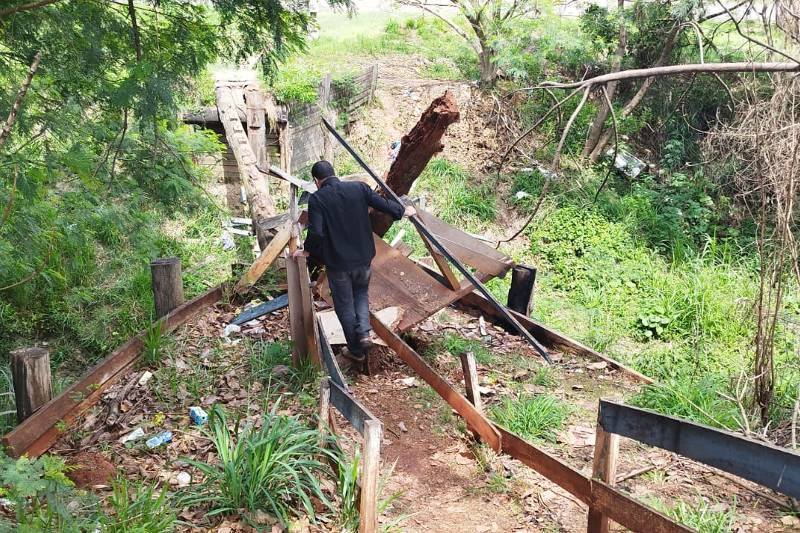 Vereador Helder do Táxi solicita reconstrução de passarela no Parque Hipólito