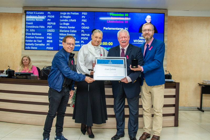 Artemio Bertholini recebe Diploma de Gratidão e Medalha do Mérito Cívico