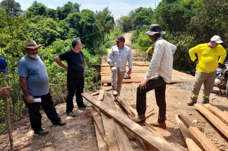 Vereador acompanha obras de reconstrução de ponte no bairro dos Frades